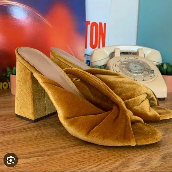 Forever 21 vintage style wrap heels - Picture 3 of 3